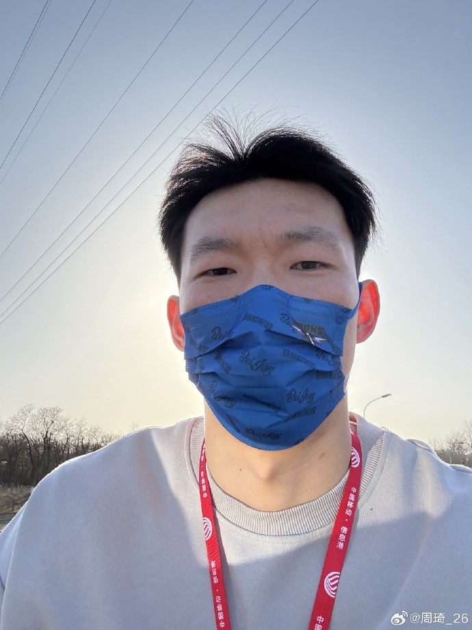 悠閑！周琦騎京牌電動車出行：太陽出來了 開京牌兜兜風(fēng)！