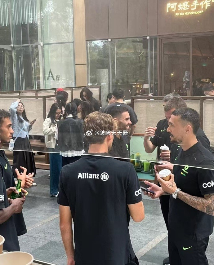 松弛感拉滿！澳大利亞隊員在杭州街頭喝奶茶