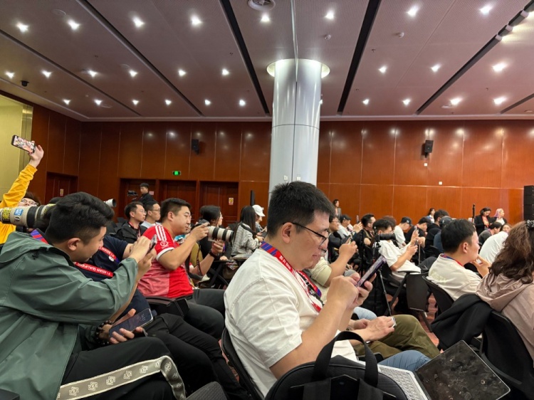 萬眾矚目！記者擠滿國足賽前新聞發(fā)布廳，賽場記者預(yù)計超300人
