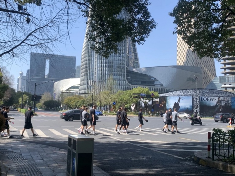 心態(tài)放松，有網友拍到澳大利亞隊早上在萬象城citywalk