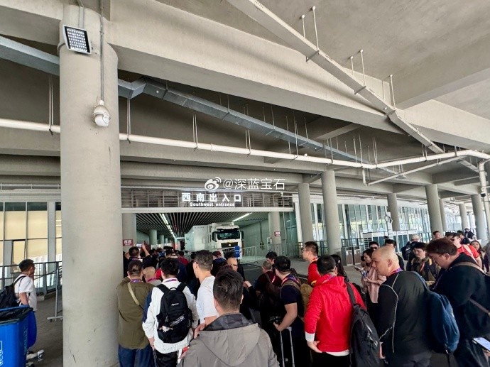 盛況空前！記者曬照：距離中澳之戰(zhàn)還有三小時(shí)，現(xiàn)場記者已超百名