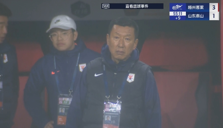 半場1-3落后遞補隊！場邊的崔康熙表情焦急