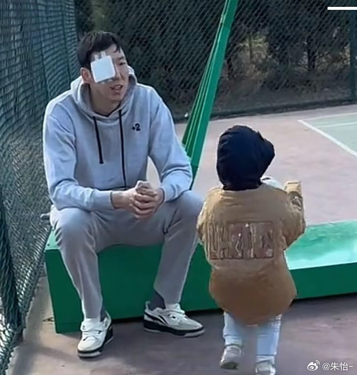 顧家好男人！記者曬出周琦手術(shù)后回歸家庭帶娃照片