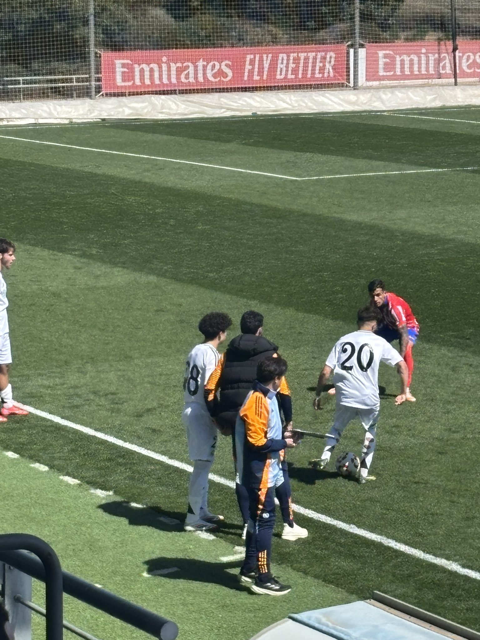 天賦滿滿！馬塞洛15歲兒子恩佐皇馬U19首秀，登場5分鐘腳后跟助攻