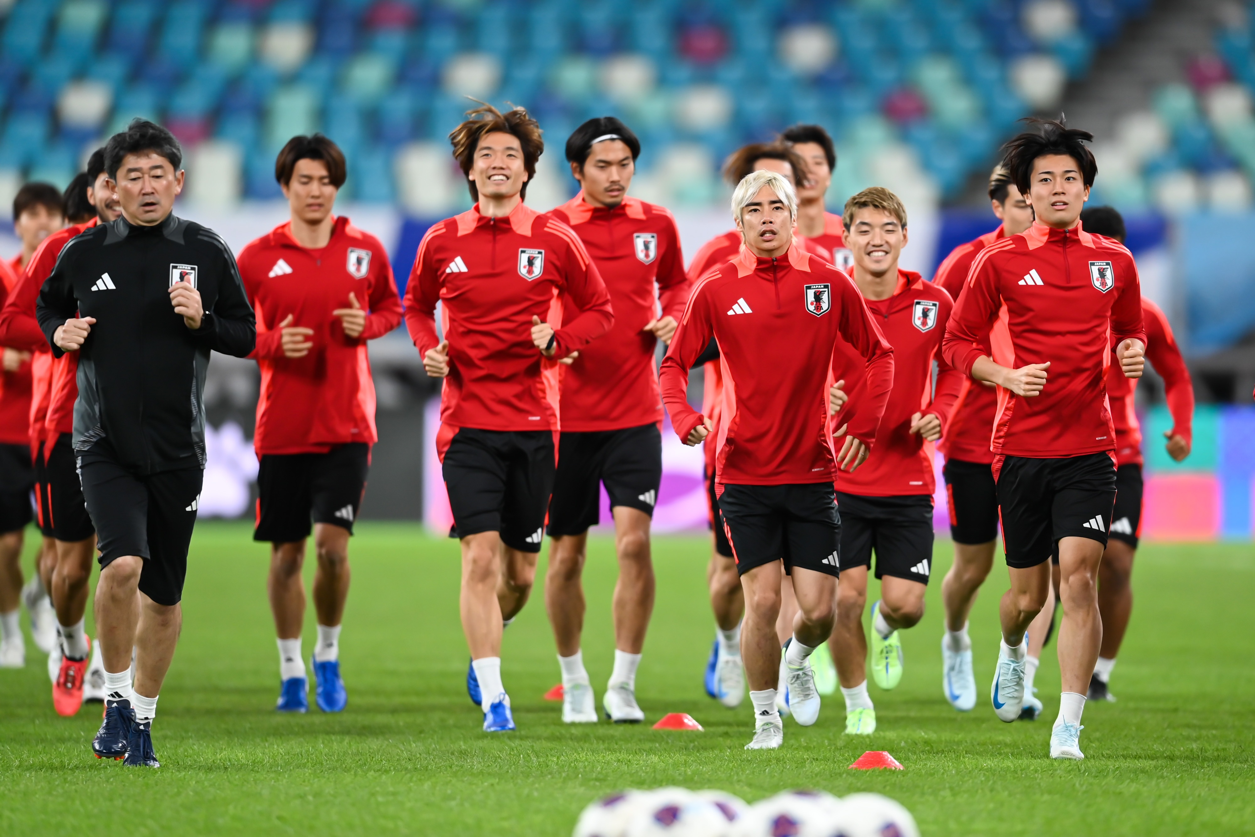 日媒：日本隊今日進行賽前一日踩場訓練，三笘薰和長友佑都缺席