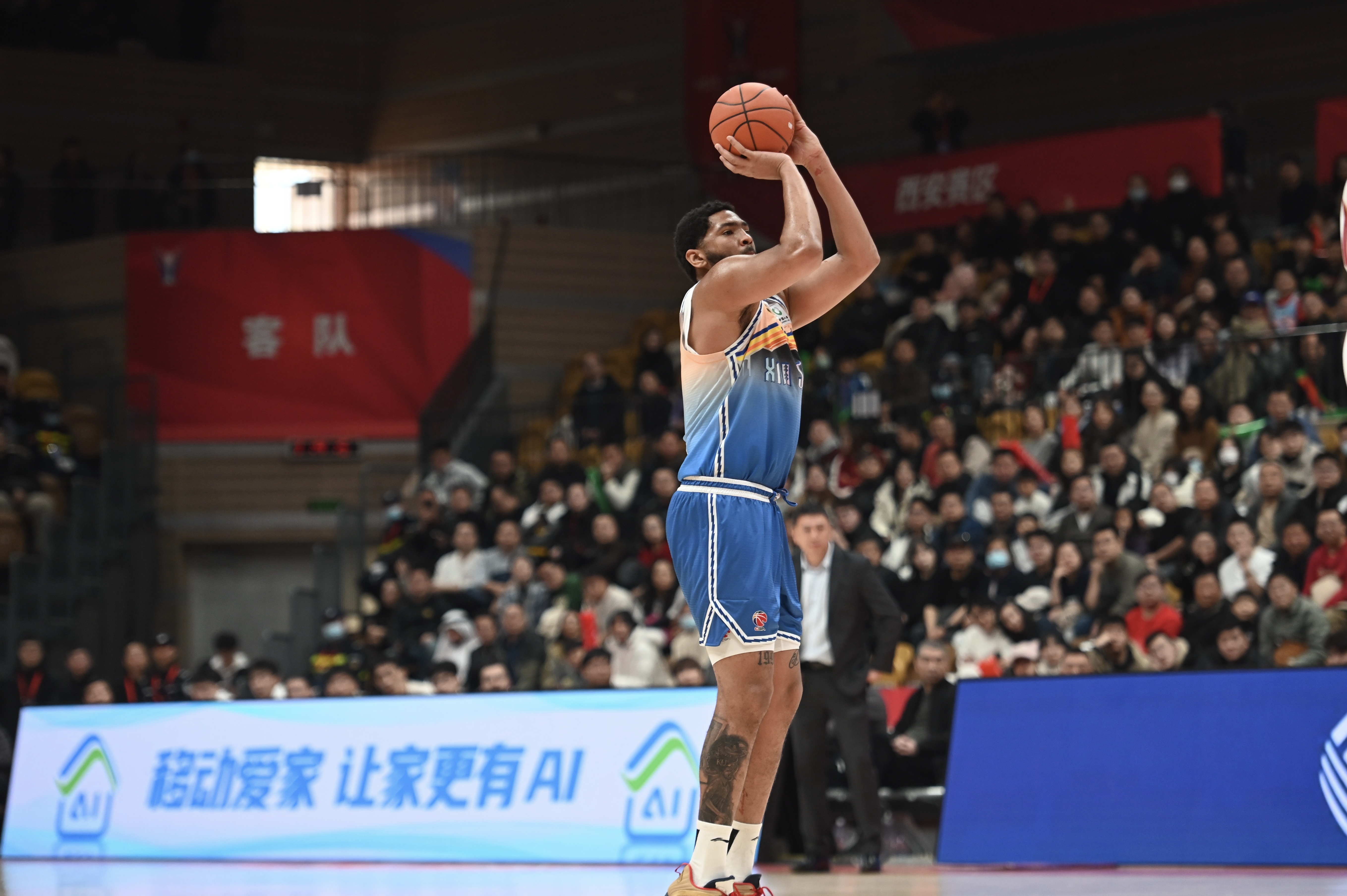 率先發(fā)力！新疆外援勞森首節(jié)7中5拿到11分 三分2中1